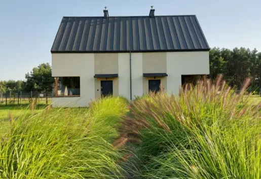 Dom dwupoziomowy z ogródkiem