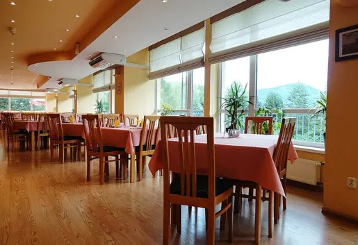 Sala restauracyjna Ośrodka Rehabilitacyjno - Wypoczynkowego Muflon