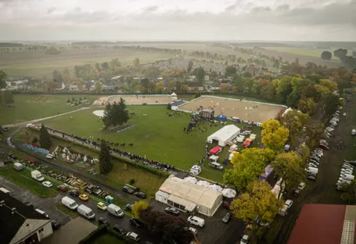 Bar znajduje się przy placu mieszczącym 3 tys osób. Mamy tu koncerty, zawody jeździeckie.