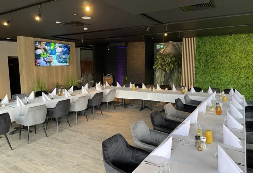 Ustawienie stołów w podkowę.