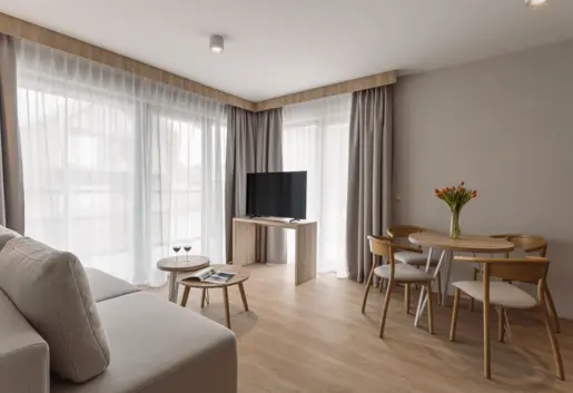 Apartament Junior z widokiem na staw