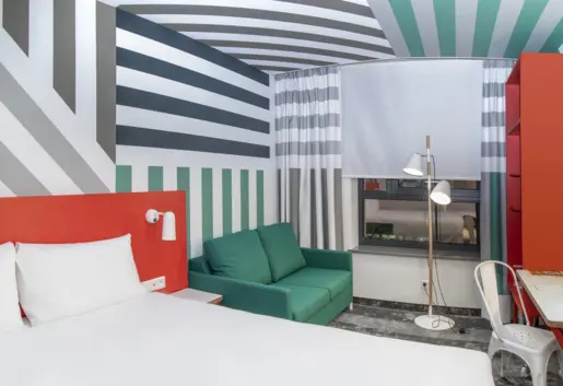 Pokój z jednym dużym łóżkiem dla 1 lub 2 osób oraz rozkładaną sofą