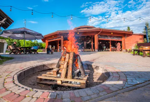Karczma Biesiadna "Carska Polana"  znajduje się na terenie hotelu, około 80 metrów od głównego budynku, zapewniając łatwe dojście uczestnikom imprezy oraz spokój gościom pozostającym w pokojach.