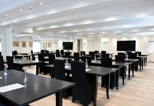 Sala konferencyjna w Spichlerz Park w Kazimierzu Dolnym — przestrzeń na szkolenia, konferencje, warsztaty i spotkania firmowe.