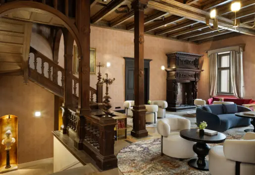 Curiosities Lounge