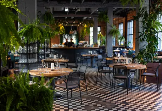 Sala główna Gardens by Fort