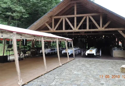 Wiata grillowa nad stawem