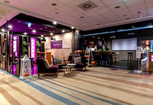 Menu obejmuje również sezonowo zmieniające się potrawy kuchni międzynarodowej i francuskiej, a także nowoczesne interpretacje klasycznych dań kuchni polskiej.