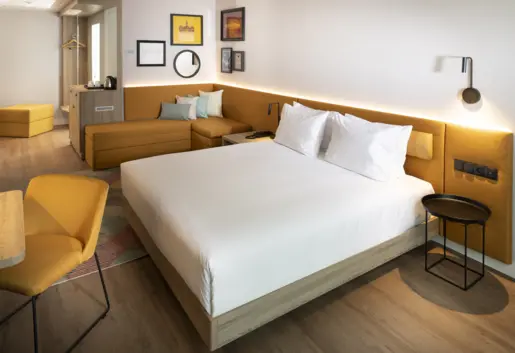 Pokój z łóżkiem typu King i sofą rozkładaną