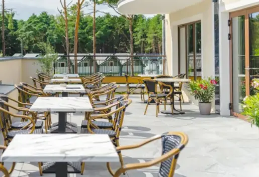 Gracja | Kawiarnia z letnim tarasem