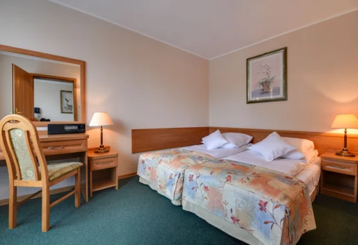 Pokoje dwuosobowe z balkonami i widokiem na góry lub od strony ulicy.