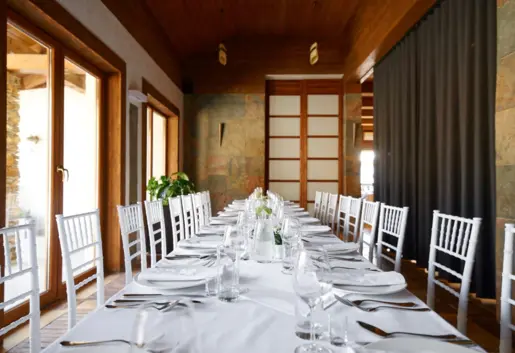 Sala Kameralna to wyjątkowe miejsce przeznaczone dla grup od 15 do 25 osób, które cenią sobie intymność i spokój podczas spotkań. Charakteryzuje się ona osobnym wyjściem, co zapewnia gościom dyskrecję i niezależność od reszty obiektu.