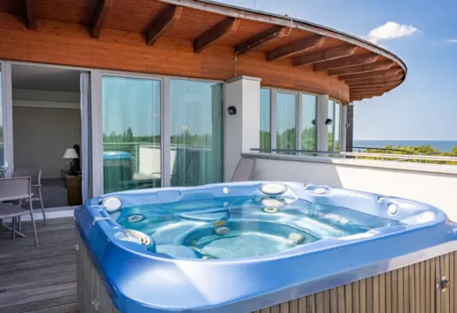 Deluxe z Jacuzzi® na tarasie