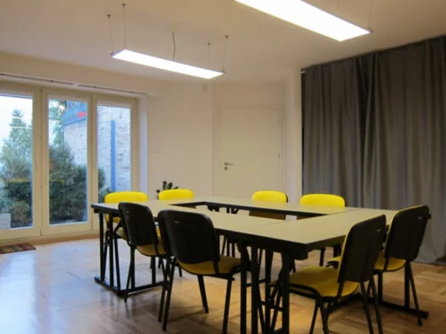 Busy Bee - OBIEKT ZAMKNIĘTY - zdjęcie 1