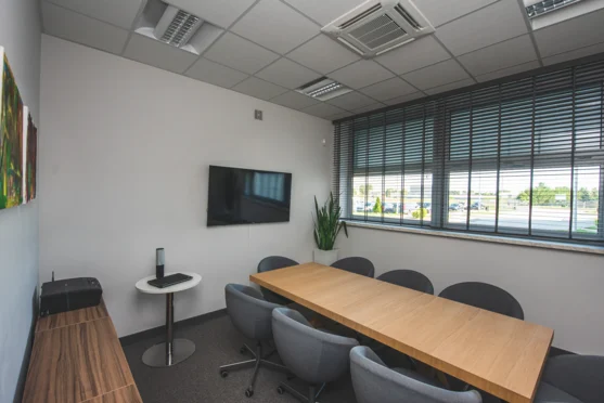 Mała sala biznesowa - idealna na kameralne spotkania zarządu, telekonferencje itp.