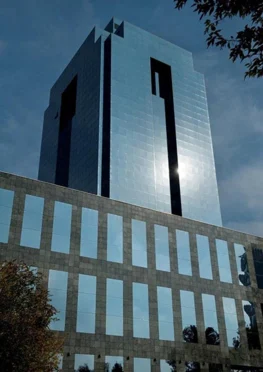 Budynek Warta Tower, w którym znajduje się sala konferencyjna Blue Tower