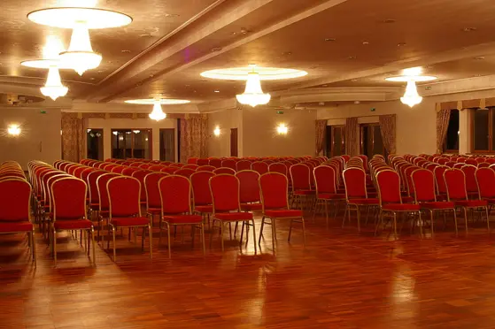 Sala bankietowa w ustawieniu teatralnym