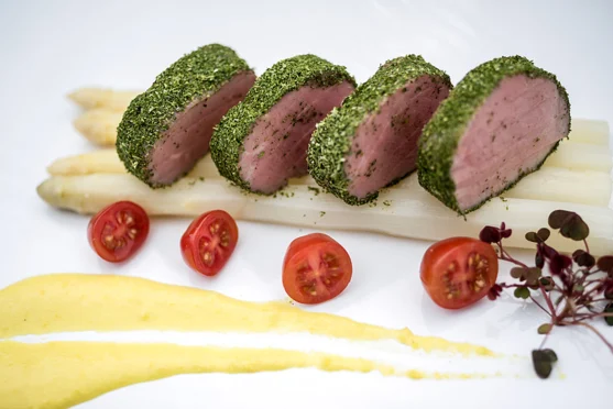 Polędwiczka w ziołach, na szparagach