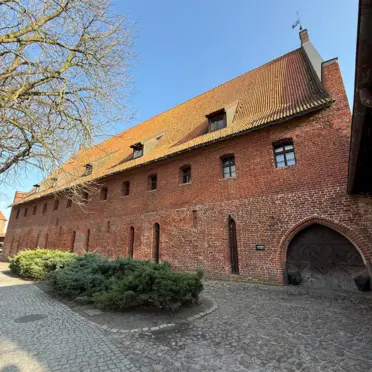 Karwan - niegdyś wozownia, dzisiaj lokalizacja koncertów,konferencji, wernisaży, sympozjów i wystaw.