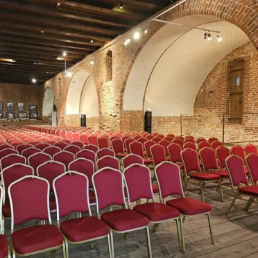 Sala jest wyposażona w stoły i krzesła są ustawiane według potrzeb klienta