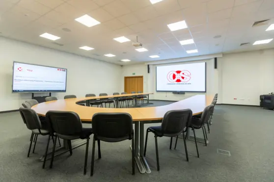 Sala konferencyjna B - ustawienie biznesowe U wraz z ekranem interaktywnym