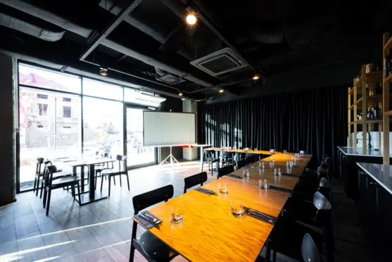 Salute! Krakow  Boczna sala przygotowana do szkolenia - sale posiadają ekrany oraz rzutniki na życzenie.