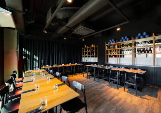 Salute! Krakow  Sala boczna - idealna na rezerwacje do 30 osób. Sala posiada własny taras i osobne wejście.