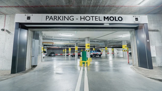 Podziemny parking dla gości hotelowych.