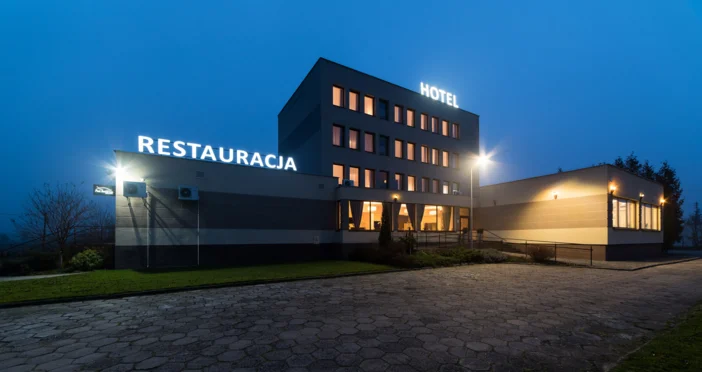 Hotel i Restauracja Pod Jesiotrem Łabiszyn budynek nocą