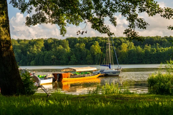 Plaża nad jeziorem