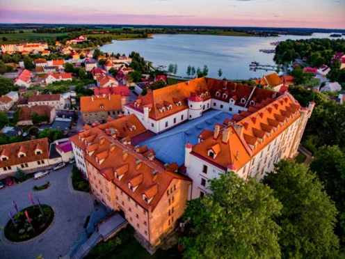 Widok na zamek z Jeziorem Ryńskim i ekomariną w tle