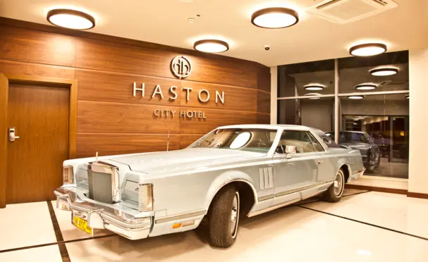 Haston City Hotel zabytkowe auta