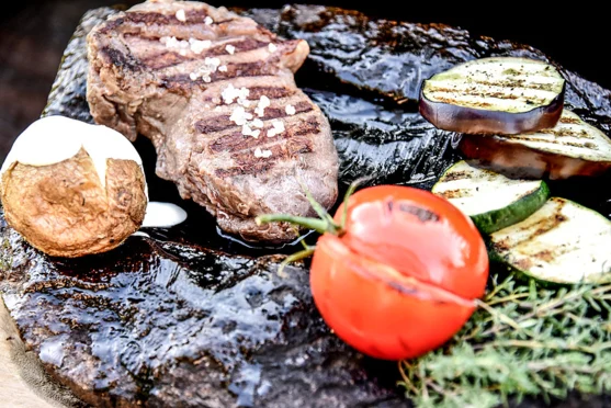 Steak Highland na gorącym kamieniu