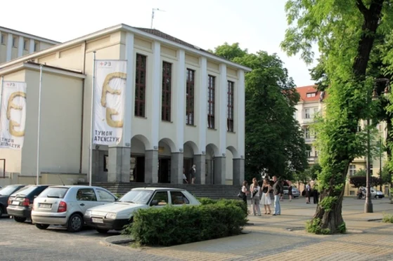 Teatr Polski im. Hieronima Konieczki - przód budynku oraz parking