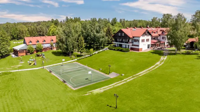 Budek hotelowy, kawiarnia oraz boisko do siatkówki i koszykówki