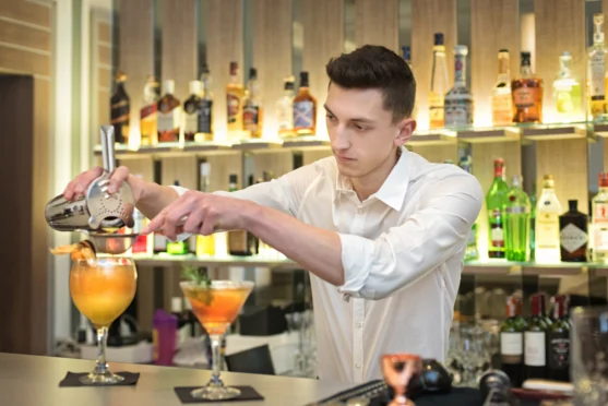 Hotelowy Bar z profesjonalną obsługą serwującą najlepsze drinki i nie tylko.