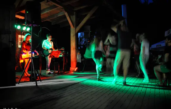 Wieczorne wydarzenia integracyjne na świeżym powietrzu