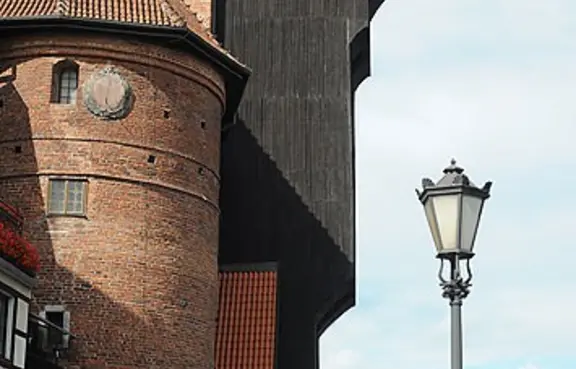 Zwiedzanie wystawy w zabytkowym Żurawiu