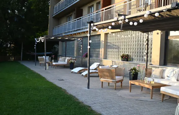 wypoczywalnia za hotelem