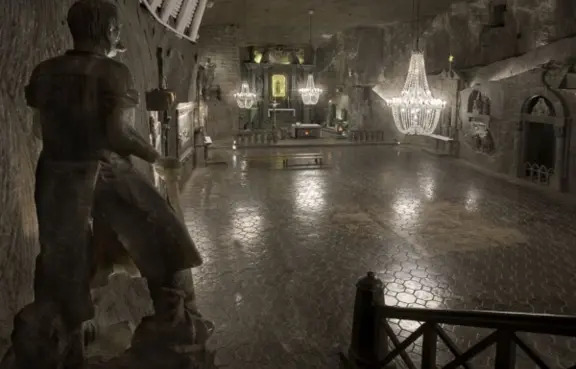 Zwiedzanie kopalni soli w Wieliczce / www.turowka.pl/biznes/atrakcje_dodatkowe