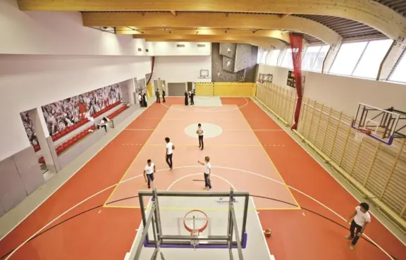 Hala sportowa, badminton, ścianka wspinaczkowa