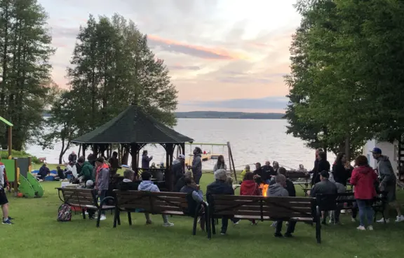 miejsce ogniskowe nad jeziorem