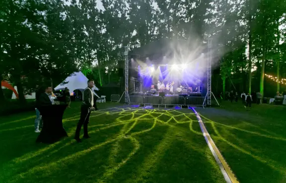 Scena podczas wydarzenia dla branży budowlanej