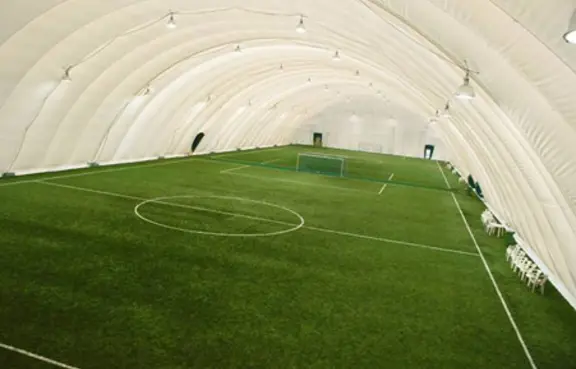 Hala sportowa i boiksa piłkarskie