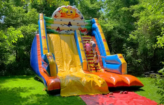 Dmuchaniec dla dzieci na łące