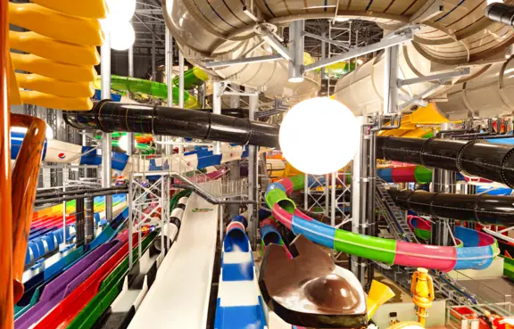 Strefa zjeżdżalni oraz symulator surfingu SURF AIR