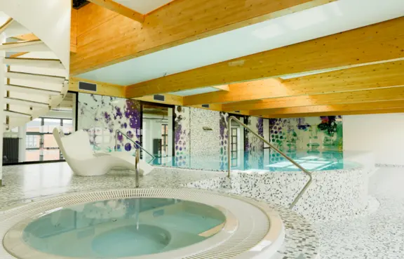 Basen w hotelu Fabryka Wełny