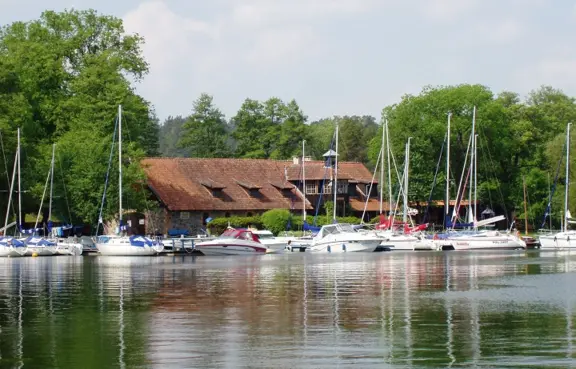 Integracyjne kolacje plenerowe nad jeziorem