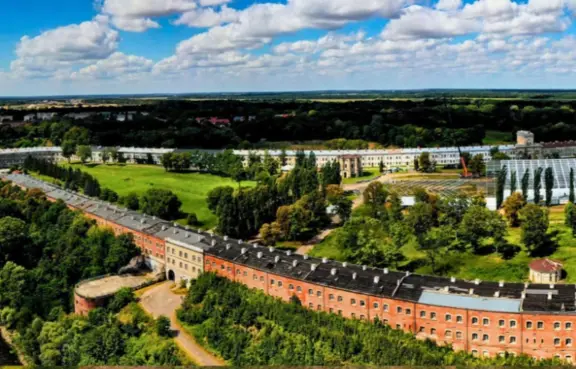 Dziedziniec koszar obronnych