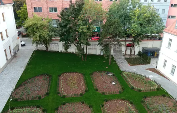 Ogród przed budynkiem hotelu